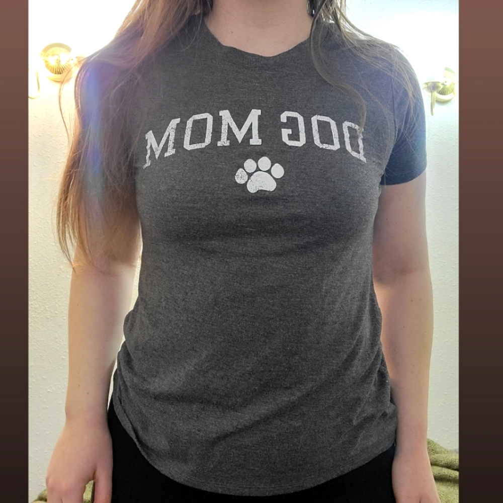 Dog Mom Graphic Tee
